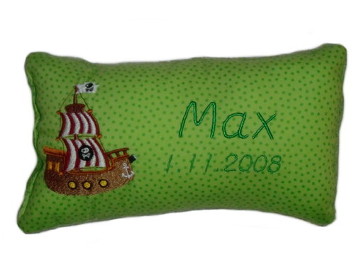 Grünes Kuschelkissen * Piratenschiff * mit Namen bestickt * in zwei Größen
